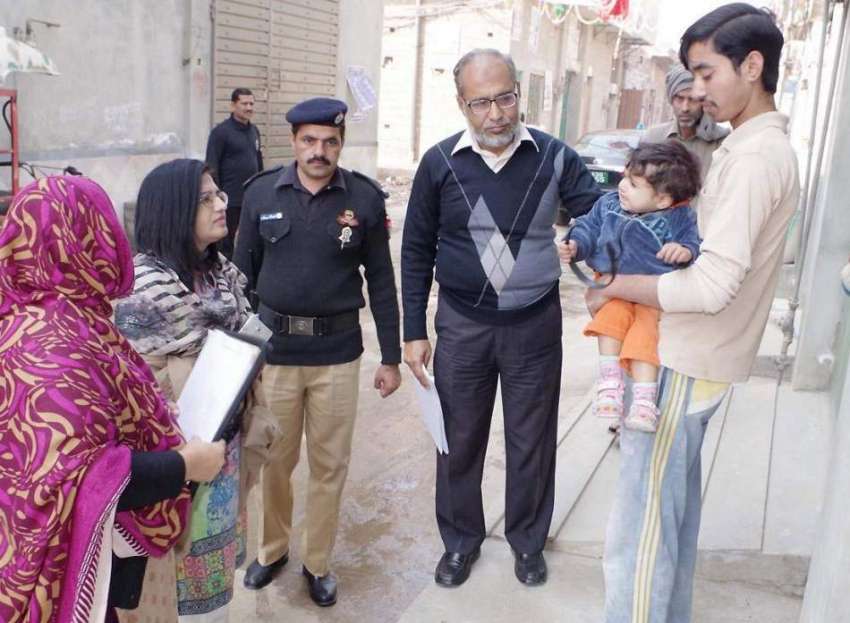 قصور: ڈی سی او قصور عمارہ خان پولیو مہم کے دوران گھر گھر جا ..