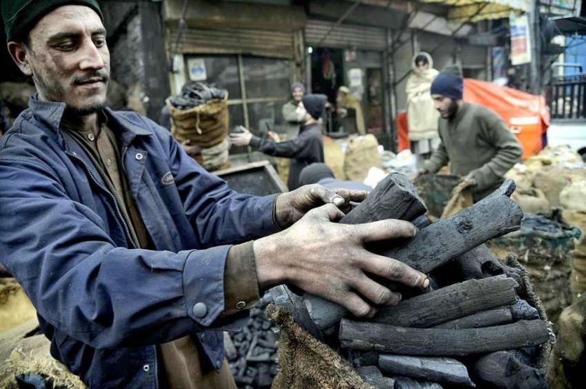 راولپنڈی: ایک دکاندار کوئلے فروخت کر رہا ہے۔