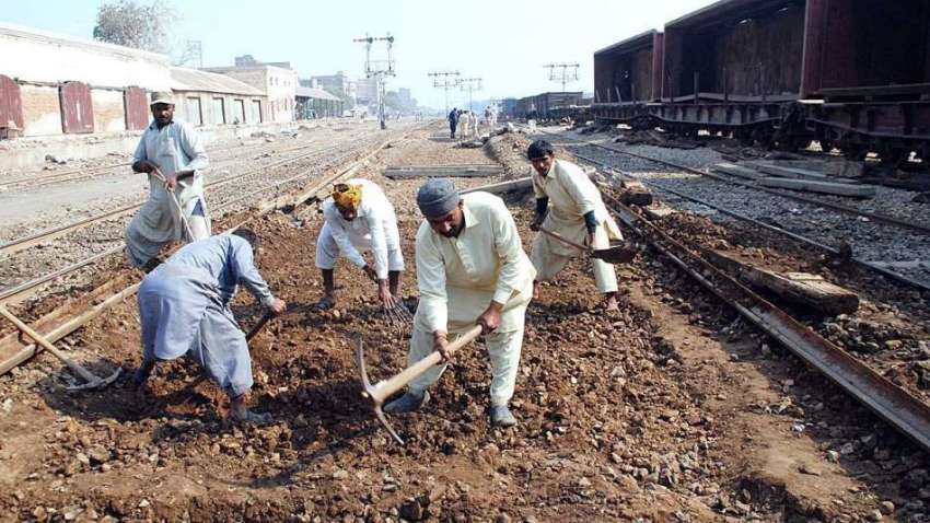 حیدر آباد: پاکستان ریلوے کے اہلکارریلوے ٹریک مرمت کر رہے ..