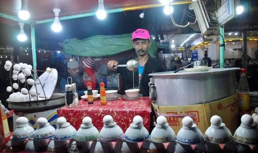 حیدر آباد: سردی کے پیش نظر ایک دکاندار سوپ فروخت کر رہا ہے۔