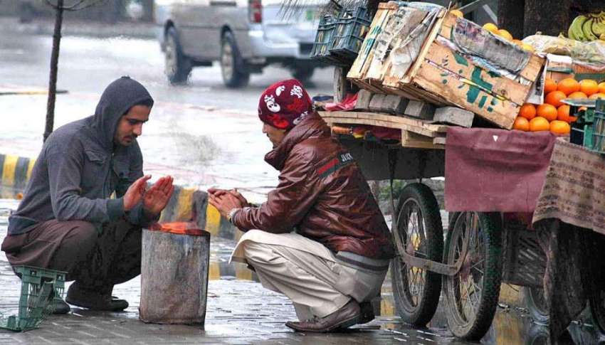 راولپنڈی: سردی کی شدت کو کم کرنے کے لیے ریڑھی بان آگ تاپ رہے ..