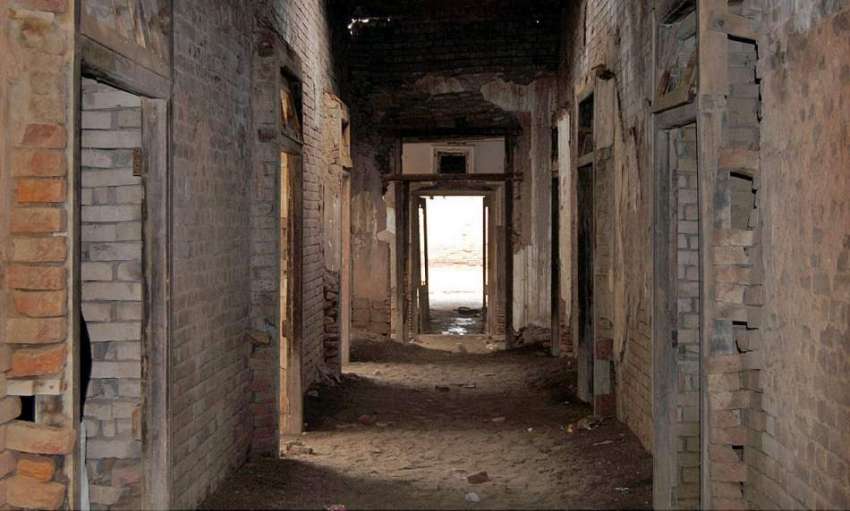 چولستان: تاریخی ڈیرہ وار مقبرے کا تباہ حال منظر۔