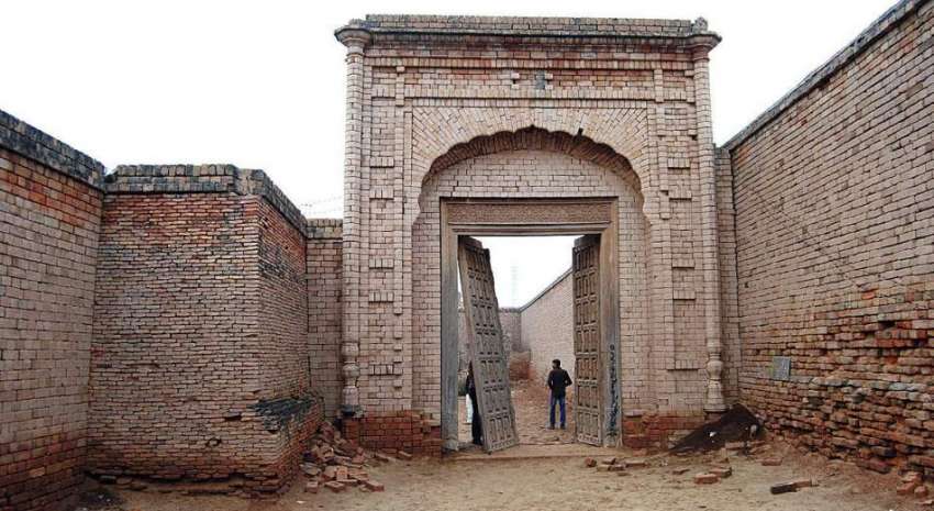 چولستان: تاریخی ڈیرہ وار مقبرے کا تباہ حال منظر۔