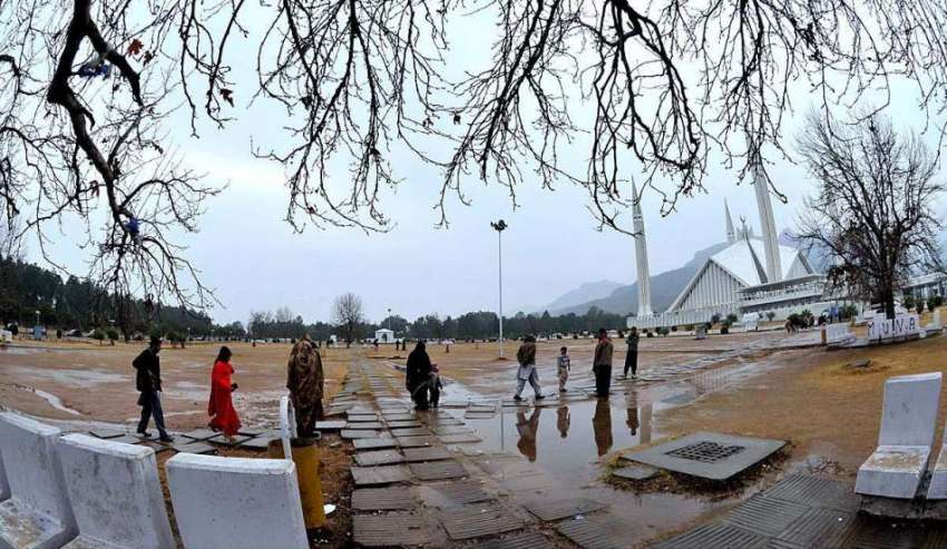 اسلام آباد: بارش کے بعد فیصل مسجد دلکش منظر پیش کر رہی ہے۔