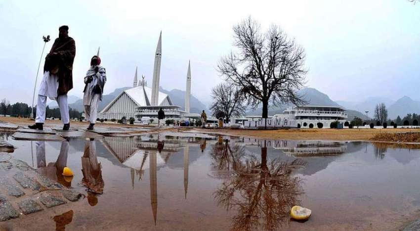 اسلام آباد: بارش کے بعد فیصل مسجد دلکش منظر پیش کر رہی ہے۔