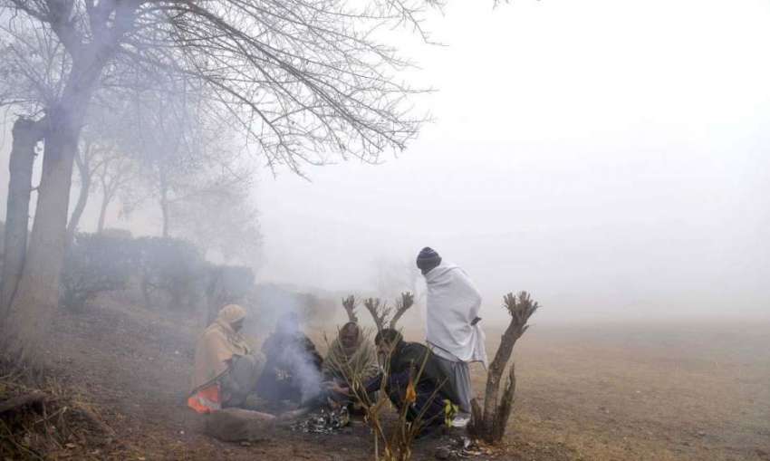 راولپنڈی: شہری سردی کی شدت کو کم کرنے کے لیے آگ جلائے بیٹھے ..