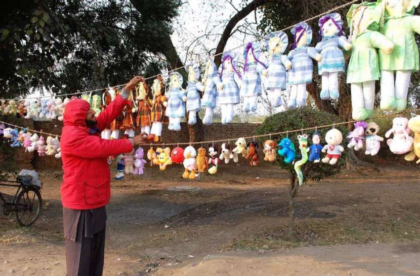 اسلام آباد: ایک دکاندار سڑک کنارے بچوں کے کھلونوں کا سٹال ..