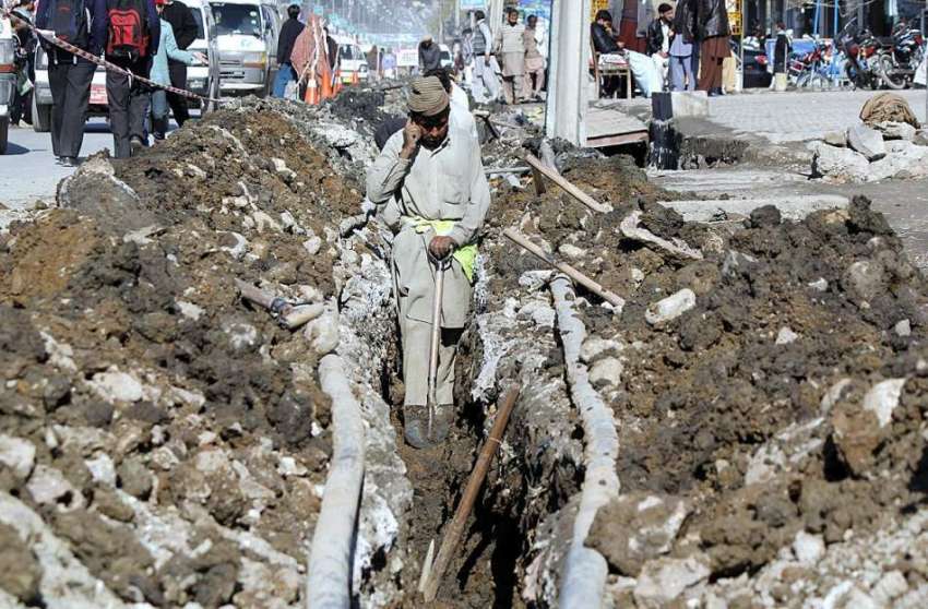 ایبٹ آباد:مزدور سی پیک منصوبے کے تحت فائبر آپٹک بچھانے کے ..