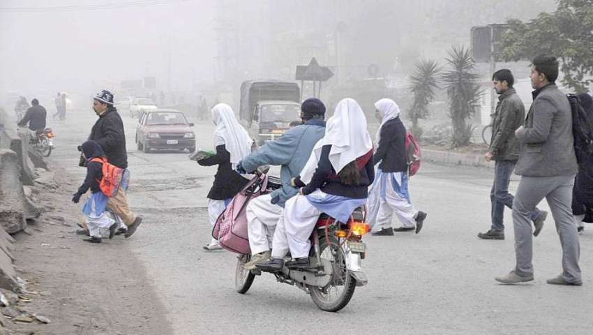 راولپنڈی: صبح کے وقت شہر میں چھائی دھند کا منظر۔