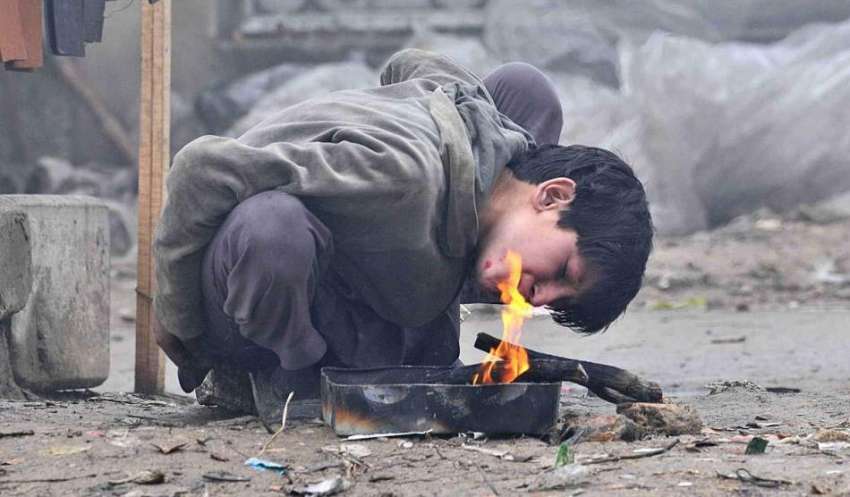 اسلام آباد: ایک خانہ بدوش بچہ سردی کی شدت سے بچنے کے لیے آگ ..