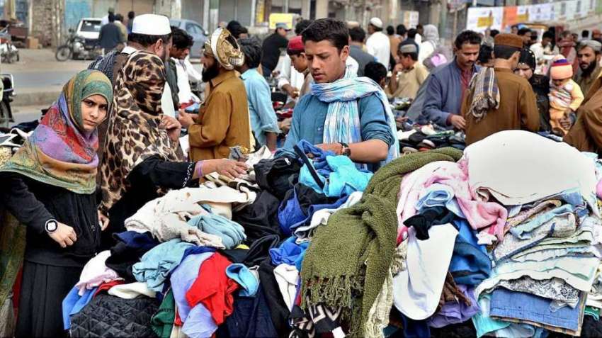 حیدر آباد: شہری پرانے گرم کپڑے خرید رہے ہیں۔