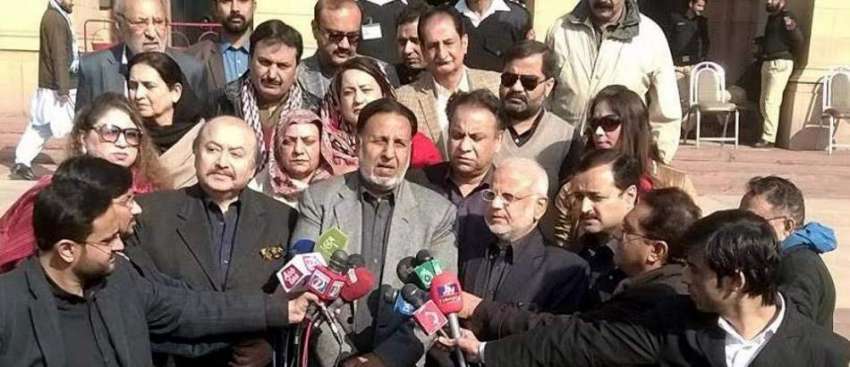 لاہور: تحریک انصاف کے مرکزی رہنما میاں محمود الرشید اور ..