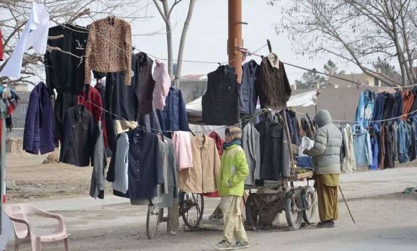 کوئٹہ: ہدہ جیل کے قریب اسٹال پر ایک شخص گرم ملبوسات فروخت ..