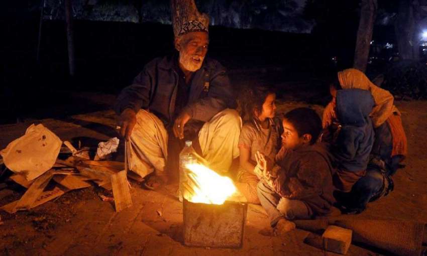 کراچی: کلفٹن کے علاقے میں خانہ بدوش سردی کے باعث آگ تاپ رہے ..