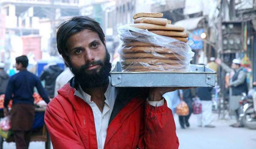 پشاور: ایک محنت کش پھیری لگا کر میٹھی بریڈ فروخت کر رہا ہے۔