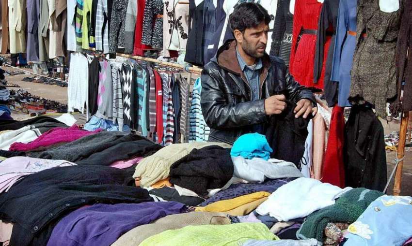 اسلام آباد: ایک دکاندار پرانے گرم کپڑے فروخت کر رہا ہے۔