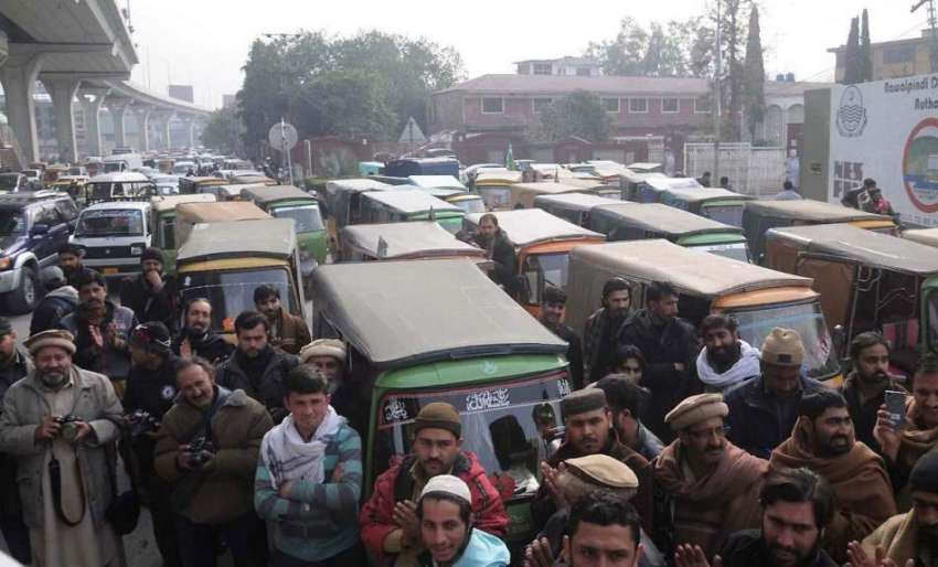 راولپنڈی: رکشہ یونین کے احتجاج کے باعث مری روڈ پر ٹریفک جام ..