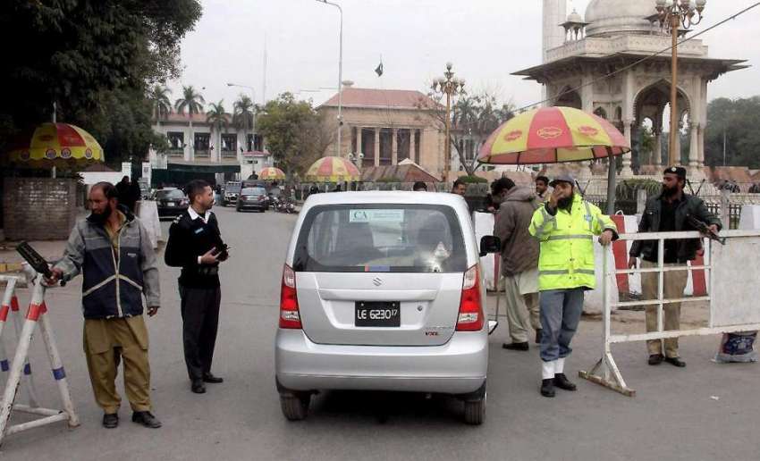 لاہور:پنجاب اسمبلی کے اجلاس کے موقع پر داخلی راستے پر گاڑیوں ..