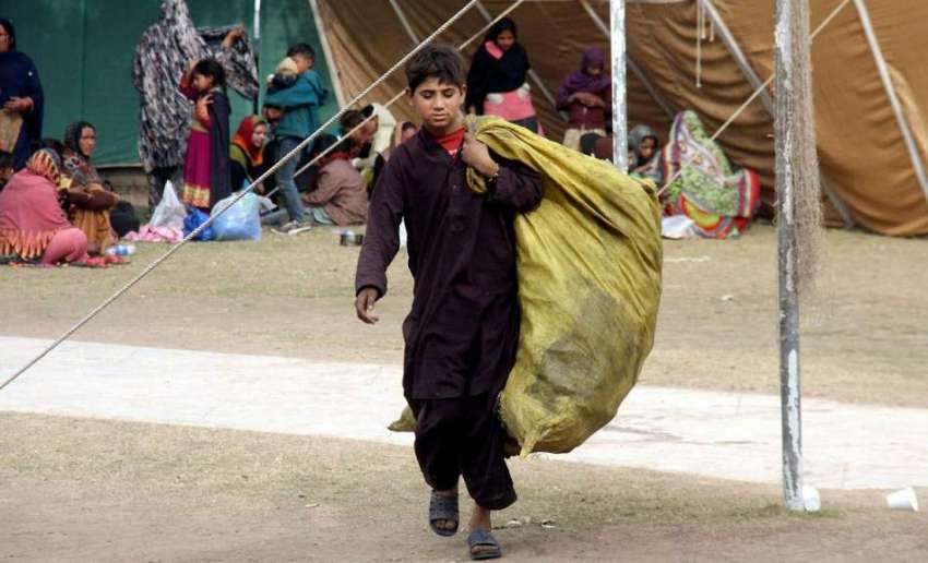 لاہور: ایک خانہ بدوش بچہ تھیلے میں سامان اکٹھا کر کے لیجا ..