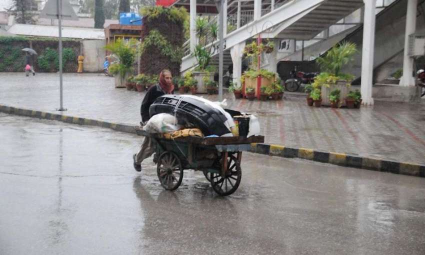 راولپنڈی: جڑواں شہروں میں ہونیوالی بارش کے دوران ایک شخص ..