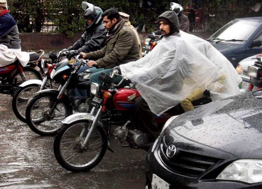 لاہور: صوبائی دارالحکومت میں ہونیوالی بارش سے بچنے کے لیے ..