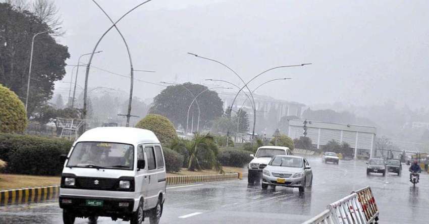 اسلام آباد: وفاقی دارالحکومت میں ہونیوالی بارش کے دوران ..