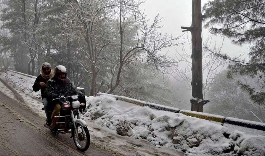 مری: دو موٹر سائیکل سوار برفباری کے دوران اپنا سفر جاری رکھے ..