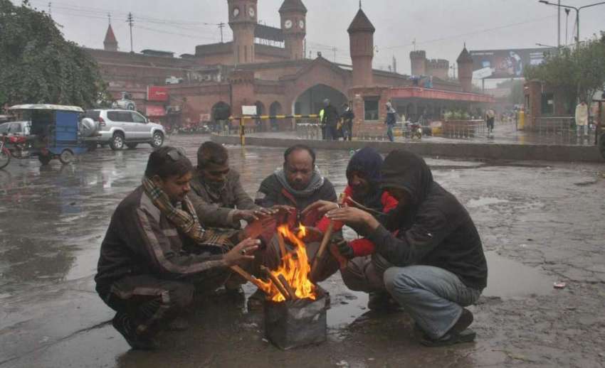 لاہور: شہر میں بارش کیب عد سردی کی شدت میں اضافہ ہونے پر ریلوے ..