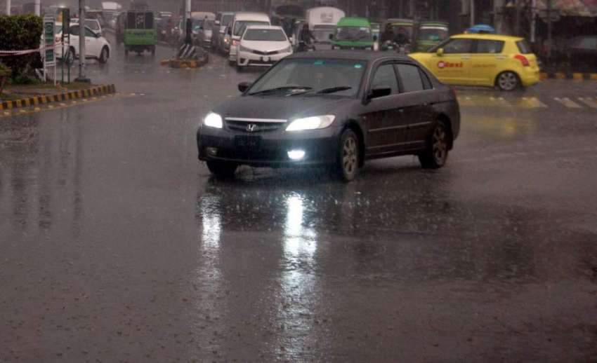 لاہور: شہر میں ہونے والی بارش کا منظر۔