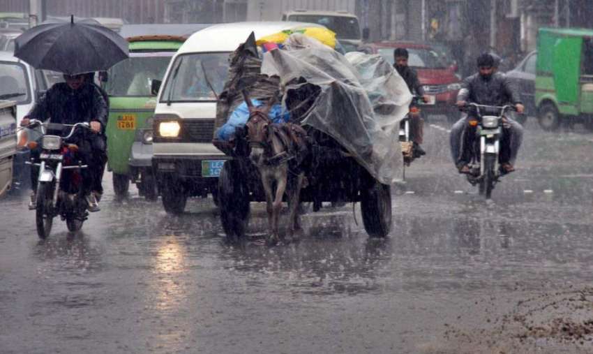 لاہور: شہر میں ہونے والی بارش کا منظر۔