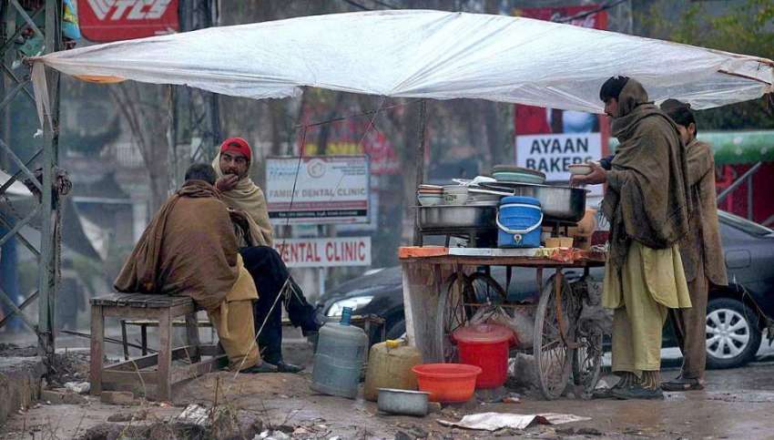 راولپنڈی: بارش سے بچاؤ کے لیے ایک ریڑھی بان نے پلاسٹ کی شیٹ ..