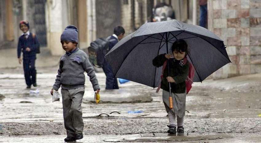 راولپنڈی: بارش سے بچنے کے لیے سکول کے بچے چھتری تانے گھروں ..