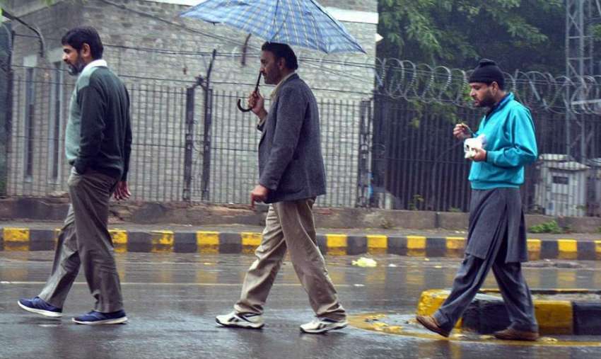 لاہور: صوبائی دارالحکومت میں ہونیوالی بارش کے دوران شہری ..