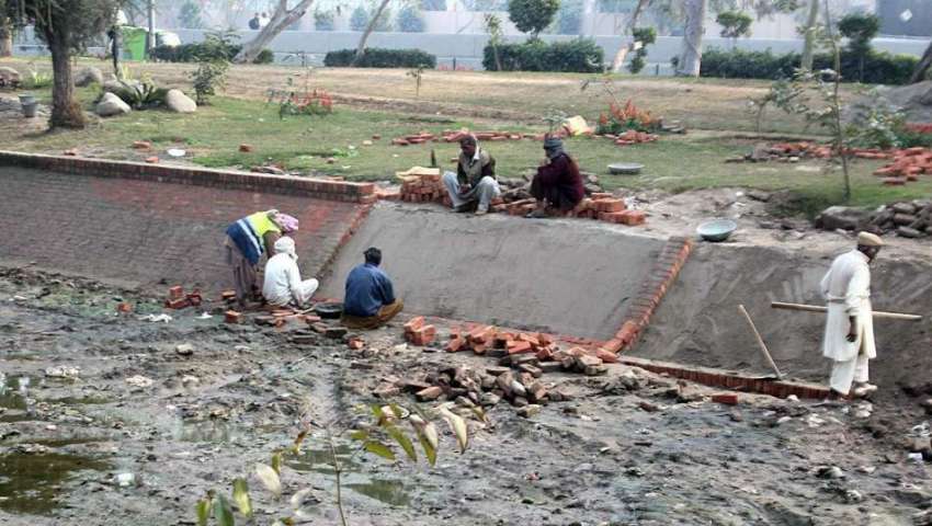 لاہور: مزدور مسلم ٹاؤن کے قریب نہر کی تعمیر نو میں مصروف ..