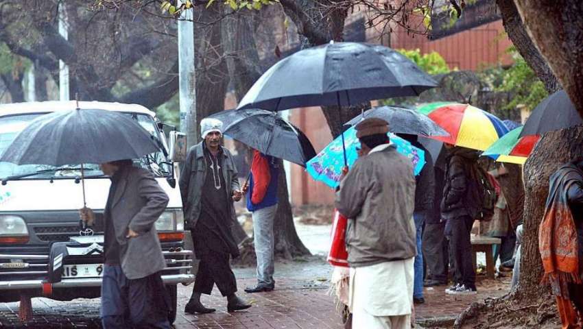 اسلام آباد: وفاقی دارالحکومت میں شہری بارش سے بچنے کے لیے ..