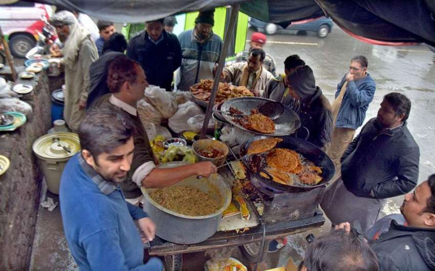 لاہور: خوشگوار موسم سے لطف اندوز ہونے کے لیے شہری نان پکوڑے ..