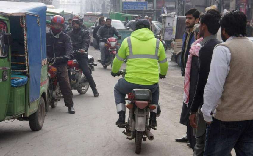 لاہور: شہریوں کو ٹریفک قوانین کی پابندی کروانے والا ٹریفک ..