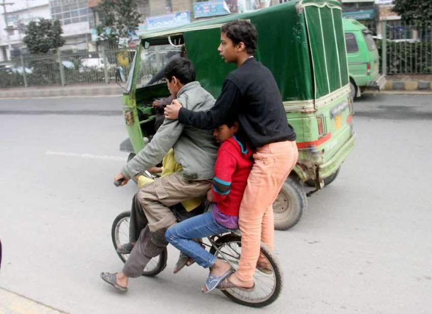 لاہور: کمسن بچے چھوٹی سائیکل پر سوار ہو کر فیروز پور روڈ ..