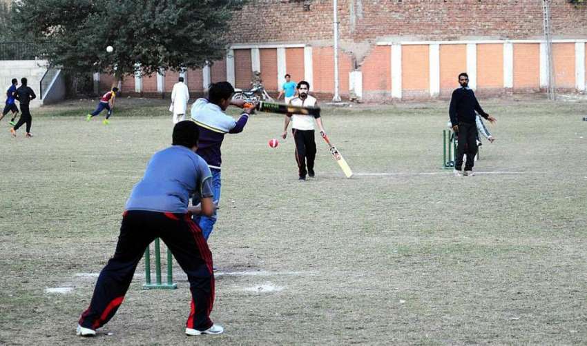 ملتان: مقامی پارک میں نوجوان کرکٹ کھیل رہے ہیں۔