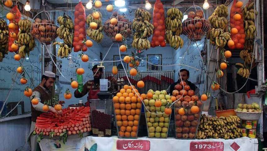 پشاور: ایک دکاندار نے خوبصورت انداز سے تازہ پھل سجا رکھے ..