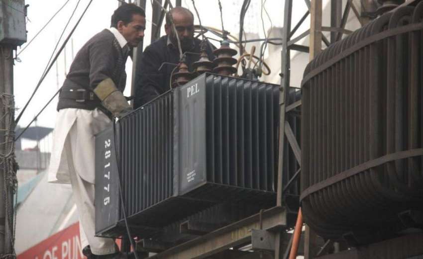 لاہور: الیکٹرک سپلائی کمپنی کے اہلکار مکمل حفاظتی اقدامات ..