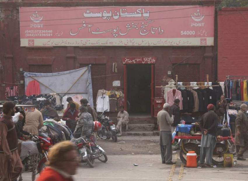 لاہور: داتا گنج بخش پوسٹ آف کے باہر تجاوزات کا منظر۔