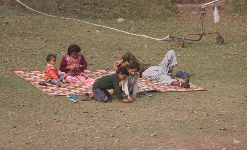 لاہور: مقامی پارک میں فیملی دھوپ سے لطف اندوز ہو رہی ہے۔