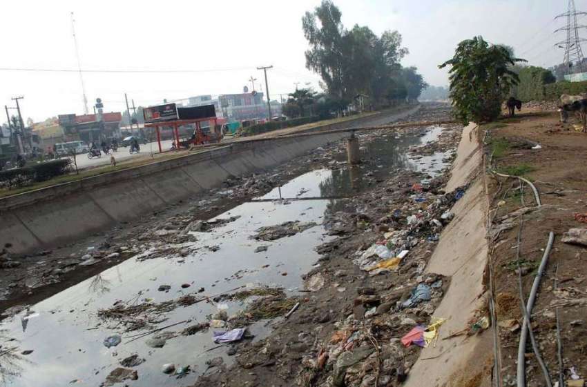 فیصل آباد: نہر میں کچرا جمع ہوا ہے جس انتظامیہ کا منتظر ہے۔