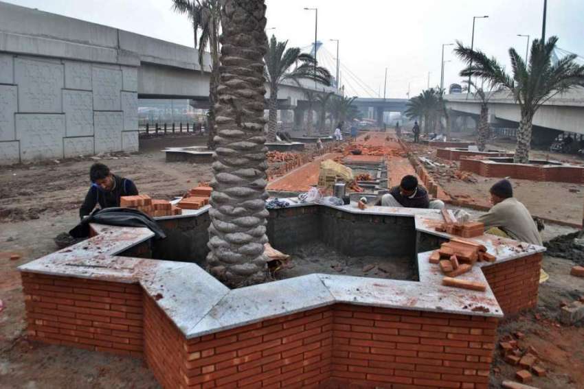 لاہور: مزدور مینار پاکستان کی تعمیر نو کے کام میں مصروف ہیں۔