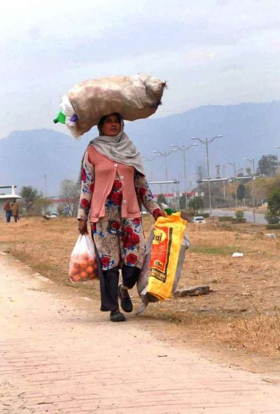 اسلام آباد: ایک خانہ بدوش خاتون گھریلو استعمال کی اشیاء ..