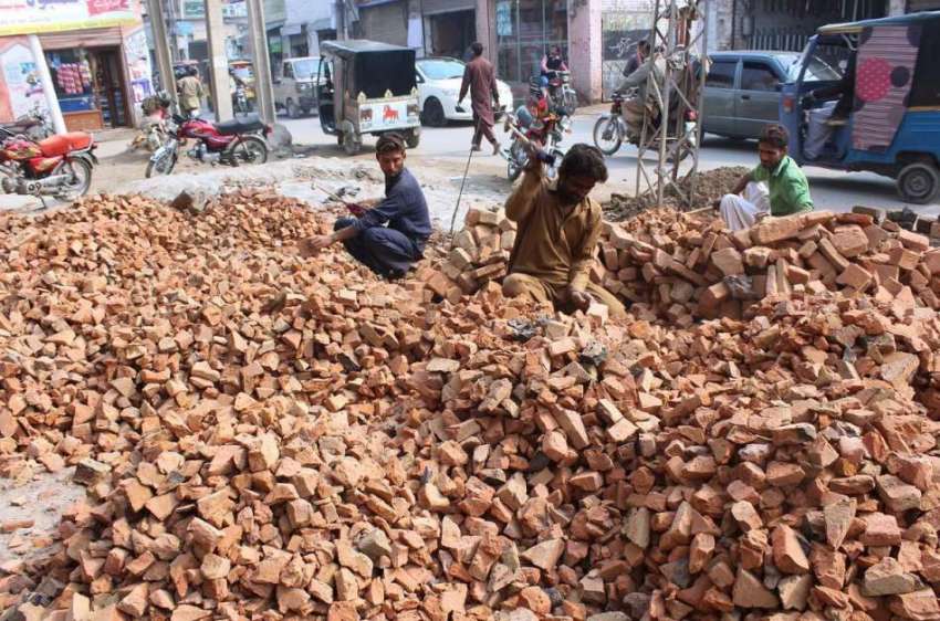 ملتان: شہر میں جاری ترقیاتی منصوبوں کے دوران مزدور روڑی ..