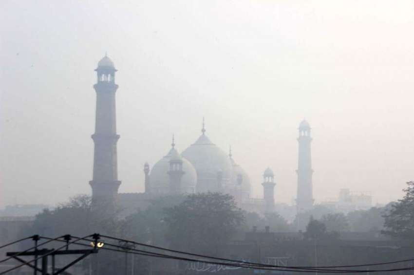 لاہور: صوبائی دارالحکومت میں صبح کے وقت چھائی دھند کا منظر۔