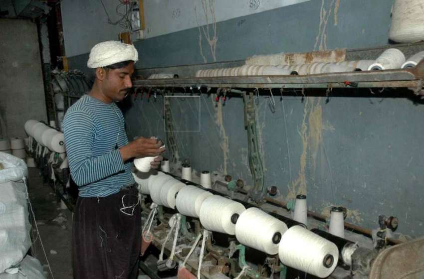 کراچی: مقامی فیکٹری میں کپڑا تیار کیا جار ہا ہے۔