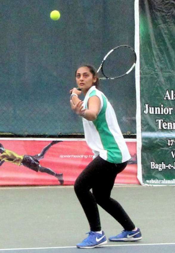 لاہور: باغ جناح میں ایک خاتون کھلاڑی ٹینس کی پریکٹس کر رہی ..